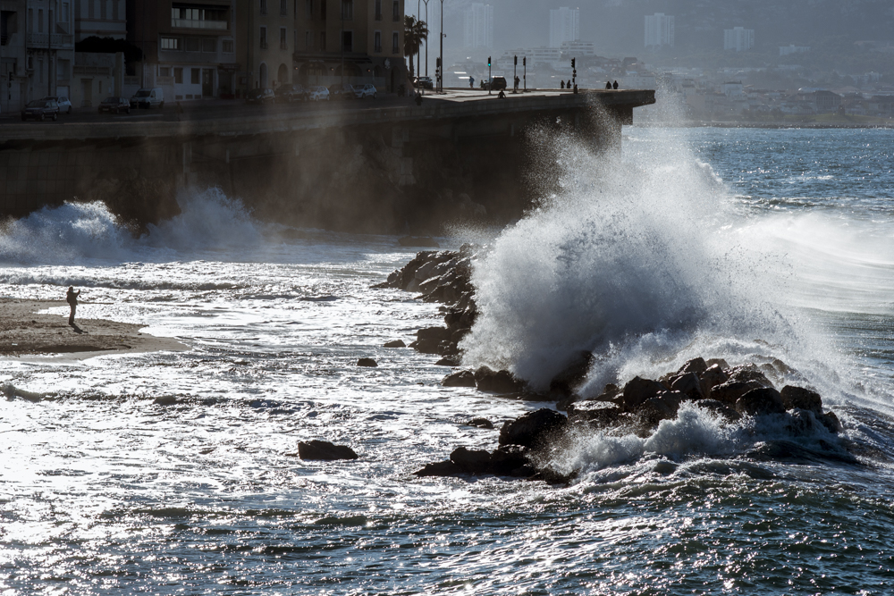 La plage du Prophète submergée par une vague un jour de tempête sur la Méditerranée.