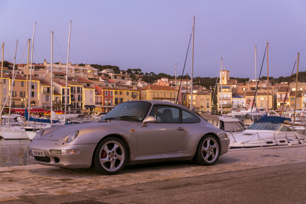 Une Porsche 911 garée sur le port de Cassis. 