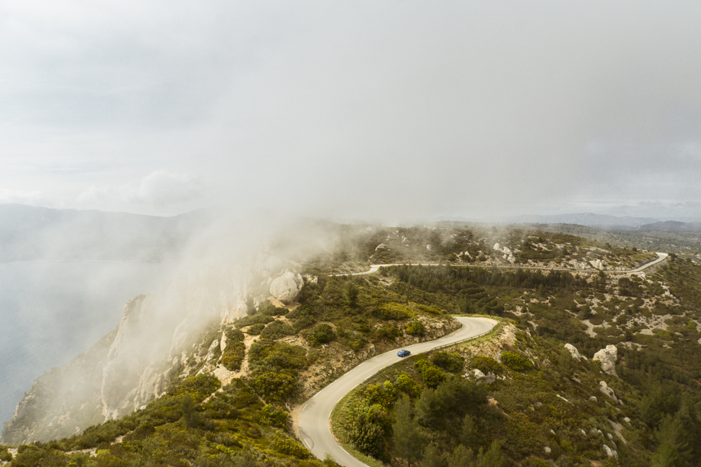 La route des Crêtes surplombant Cassis et la méditerranée pris dans la brume maritime.