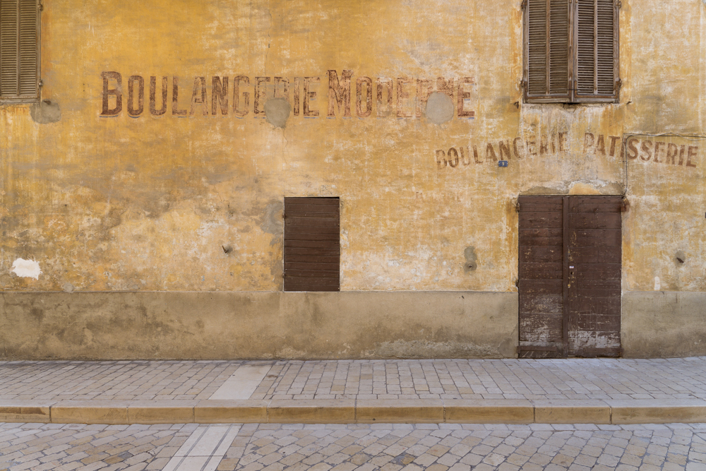 Une vieille façade décrépite d'une ancienne boulangerie dans une rue à Cassis.
