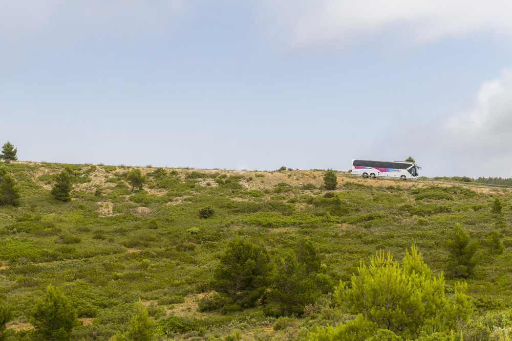 Un car touristique sur la route des Crêtes à Cassis.