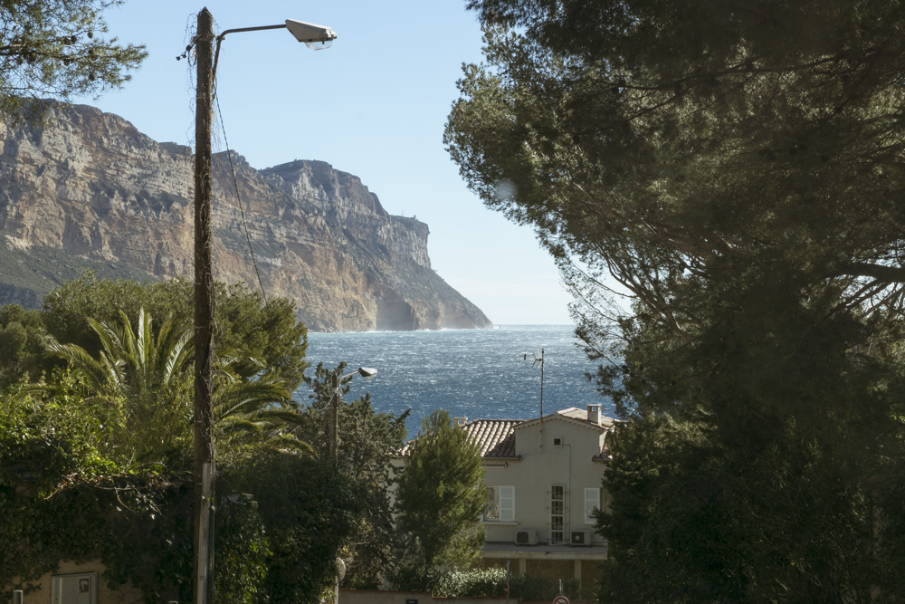 Le cap Canaille vu depuis une rue de Cassis.
