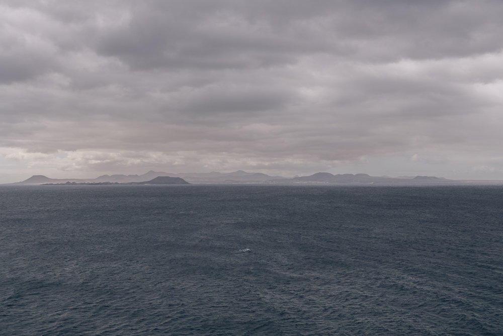 L'île de Fuerteventura vue depuis le sud de l'île de Lanzarote en plein cœur de l'Océan Atlantique.