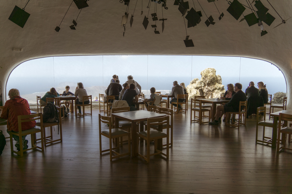 L'intérieur d'une salle panoramique au sommet du Mirador del Rio, offrant une vue sur la petite île de La Graciosa.