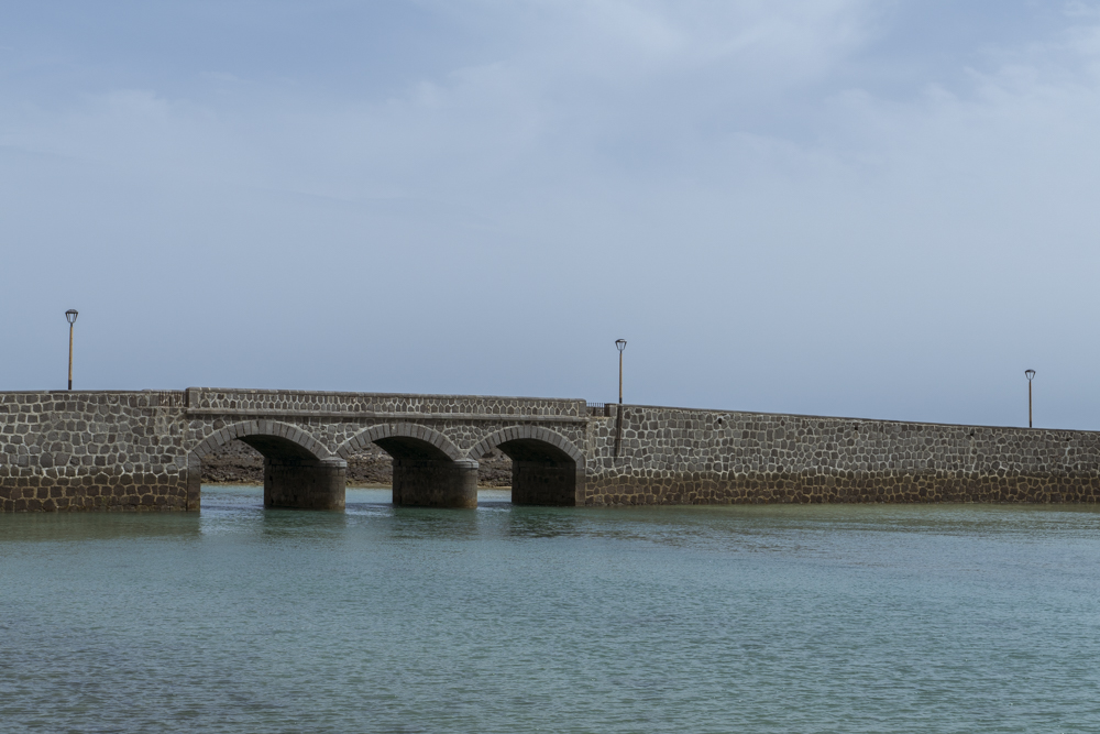 Un pont de pierre qui relie la cité Arrecife au château San Gabriel.
