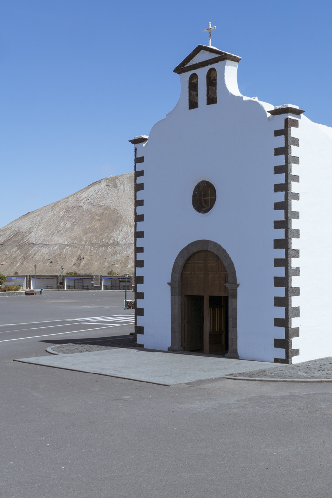 La façade de blanche de l'église Ermitage de la Vierge des Douleurs située sur la commune de Mancha Blanca.