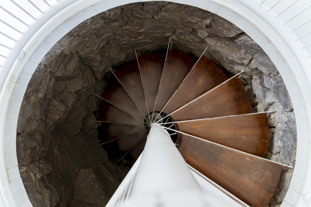 Un escalier en colimaçon creusé dans la rocher volcanique s'enfonce dans les entrailles de la terre depuis la maison du Volcan de César Manrique.