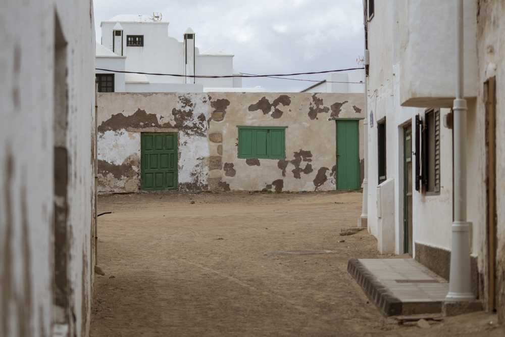 Une petite rue de terre dans la village de Caleta de Famara.