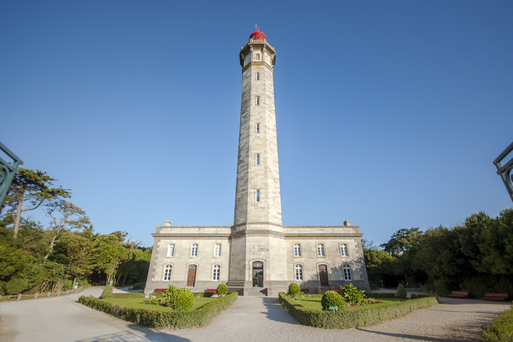Le phare des Baleines dans toute sa grandeur.