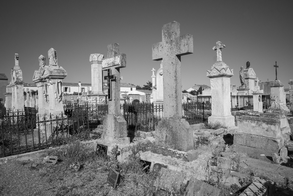 Des tombes du cimetière D'Ars-en-Ré.