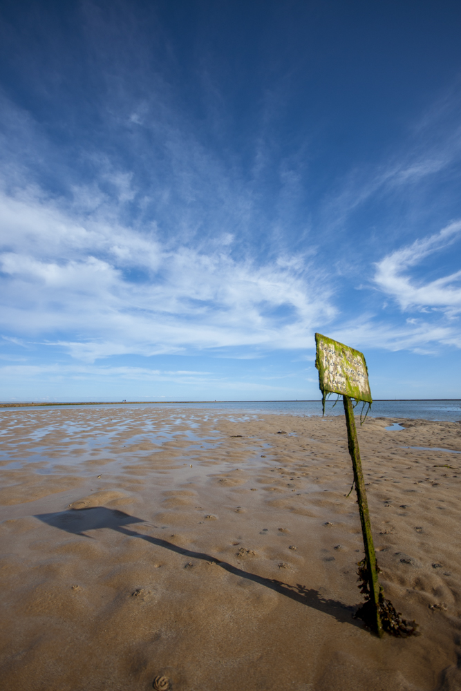 Un panneau visible à marée basse interdisant la pêche à pied dans l'écluse de Foirouse.
