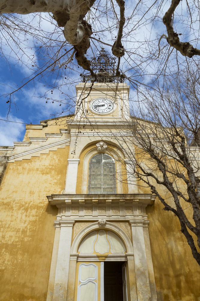 Le campanile de l'église Saint Sébastien dans le village d'Allauch.