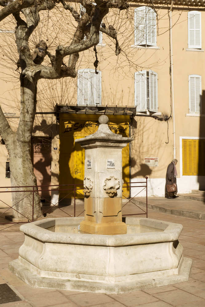 Une fontaine sur une place au coeur du village d'Allauch.