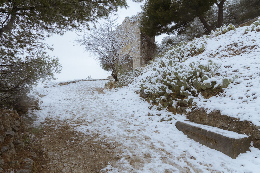 La montée vers Notre-Dame du Château enneigée en ce jour de décembre 2017.