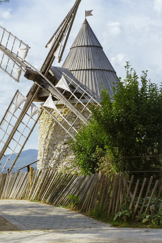 Un des moulin à vent de la Place des Moulins à Allauch. 