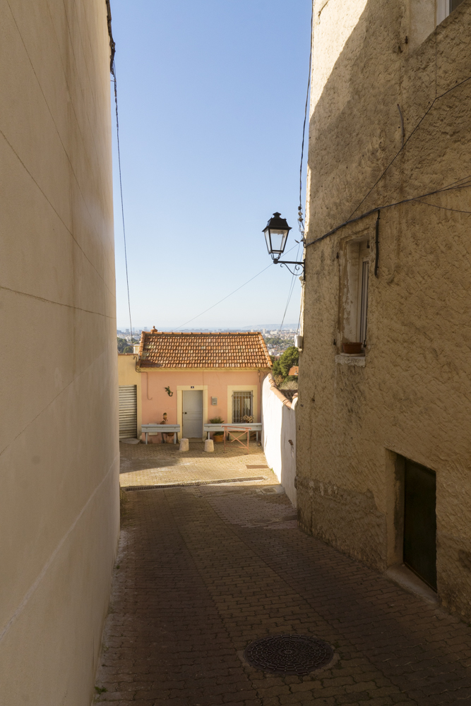 Une petite maison au fond d'une petite rue dans la village d'Allauch.