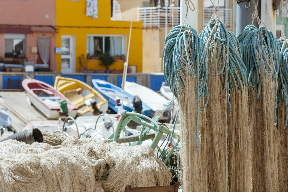 Des filets de pêches pendus pour sécher sur le port du Vallon des Auffes.