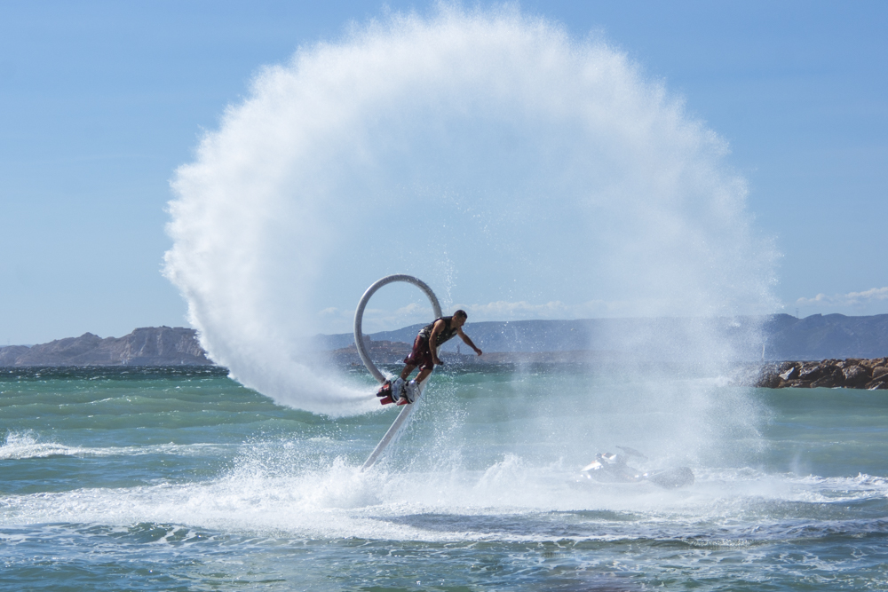 Franky Zapata, inventeur marseillais du Flyboard, effectuant des ronds au-dessus de l'eau.