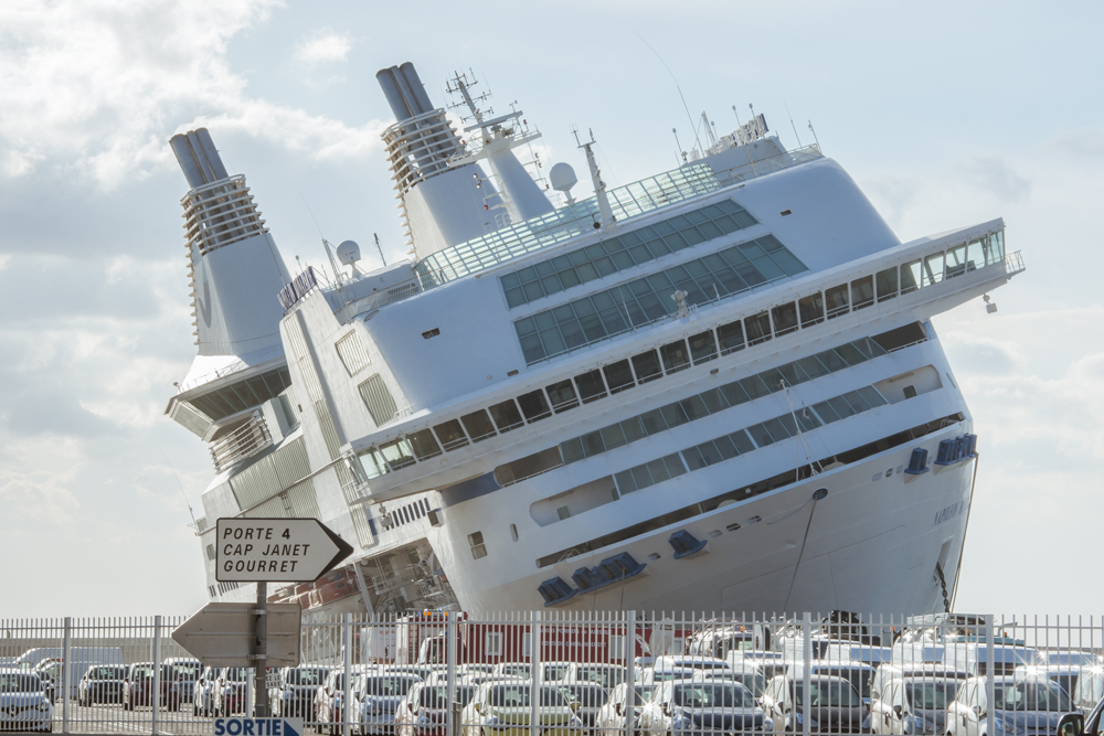 Le ferry Napoleon Bonaparte de la SNCM pris dans une tempête en octobre 2012 est venu se brisé contre l'un des quais du Port Autonome de Marseille.