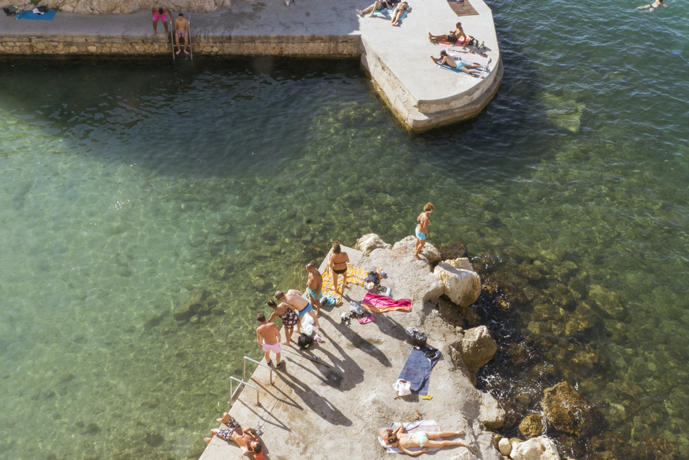 La piscine du Vallon des Auffes avec ses baigneurs.