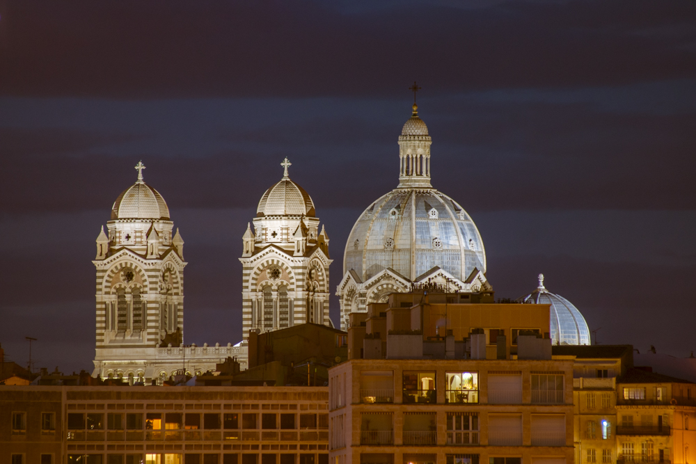 La Cathédrale La Major sélevant au-dessus des toits marseillais.
