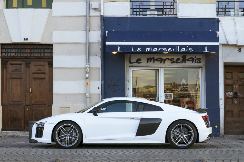 Une Audi R8 garée devant un magasin s'appelant Le Marseillais.