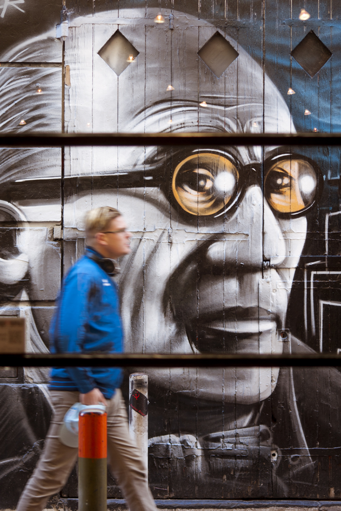 Un graf du Corbusier peint sur la devanture d'un magasin de la rue Pastoret à Marseille.
