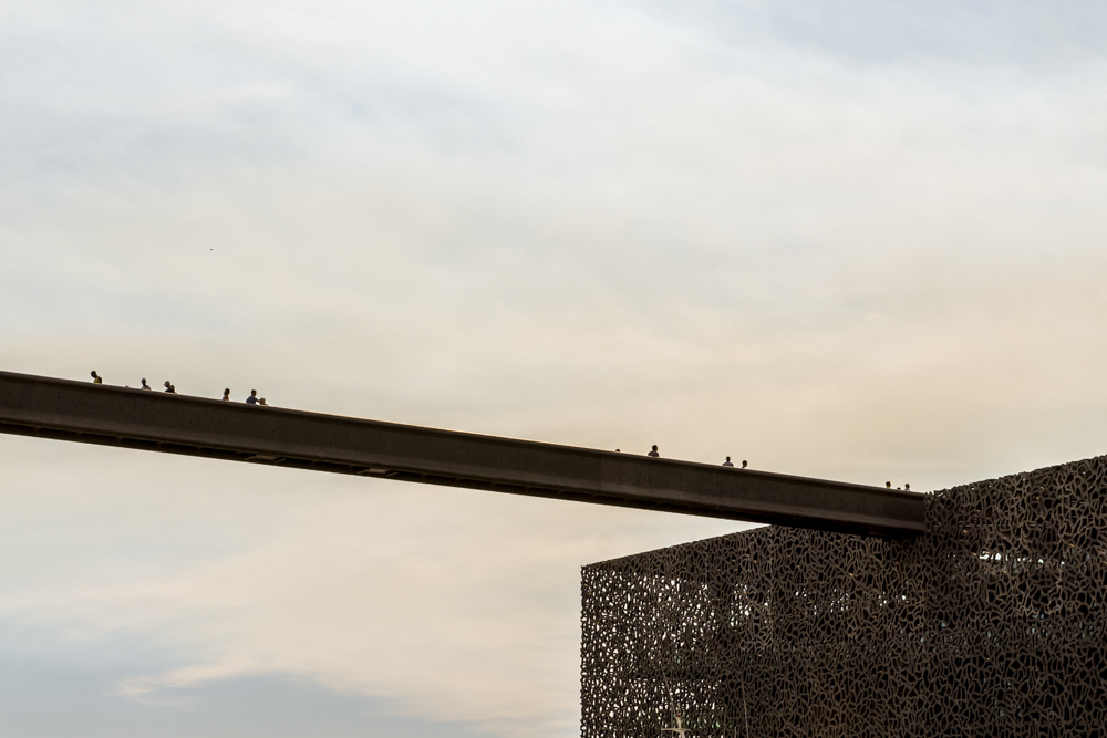 Des passants sur la passerelle du MuCEM