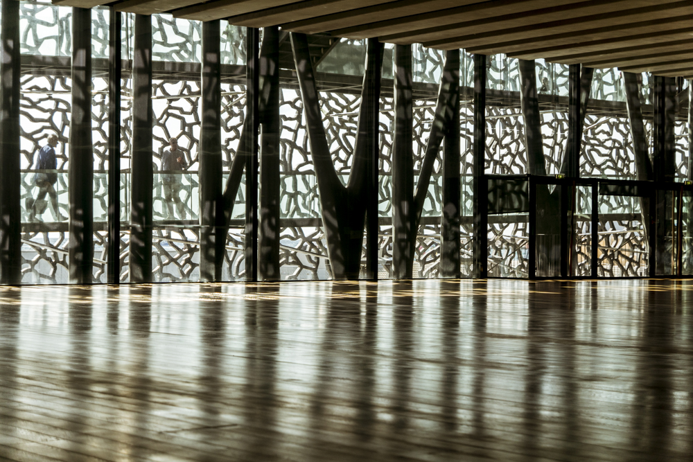Une salle d'exposition du MuCEM totalement vide avant la nouvelle installation.