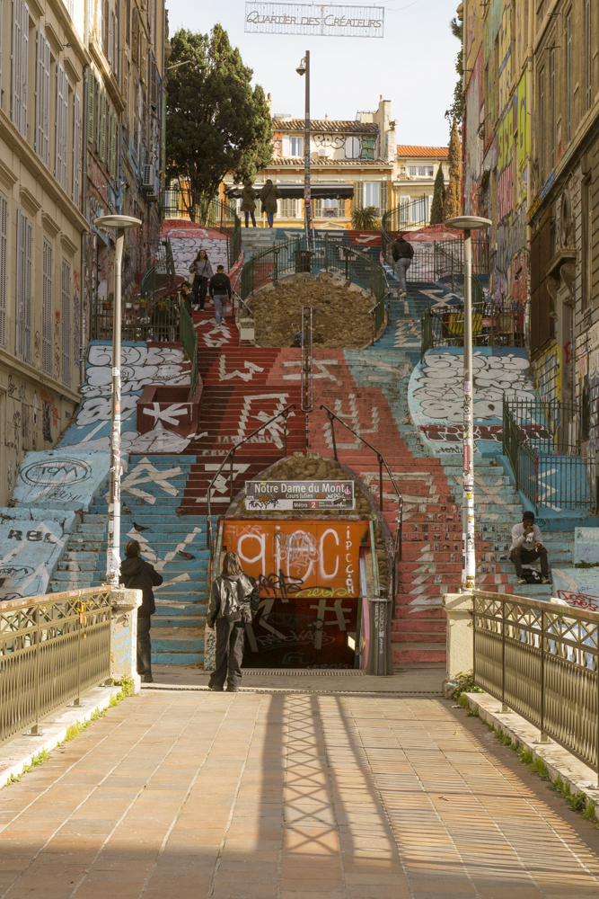 Les escaliers colorés qui permettent d'accèder au Cours Julien, quartier de créateur au centre de Marseille.